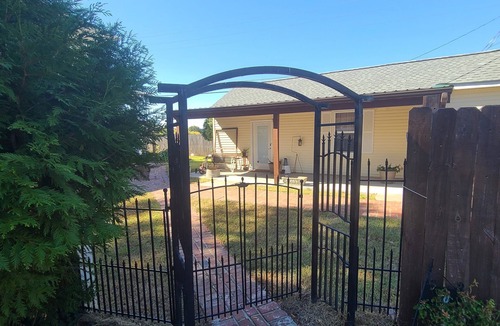 Florence House | Lakeside Highlands Guesthouse- Close to parks, shopping, and dining!