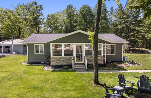 Gladwin House | Lakeside Lodge - Game Cave, Golf Greens! Sleeps 17