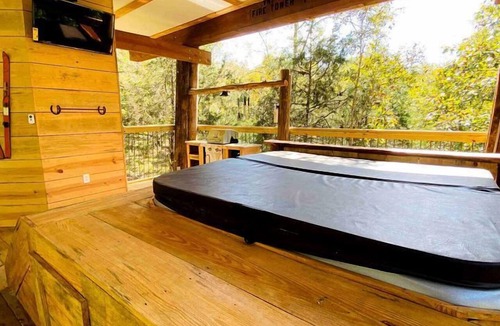 Jackson Cabin | Lakeside Treehouse Rental with Hot Tub for Georgia Glamping