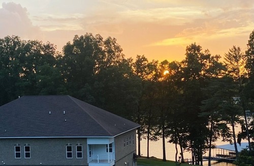 Winchester House | Lakeview Retreat, Covered Boat Slip, Swim Ladder, Sleeps 12