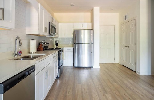 Bellview Apartment | Landing | Amazing 1BD, Gym, Pool