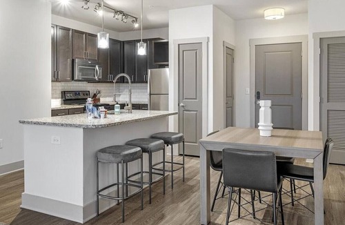Crestline Heights Apartment | Landing at 4700 Colonnade - 2 Bedrooms in Overton