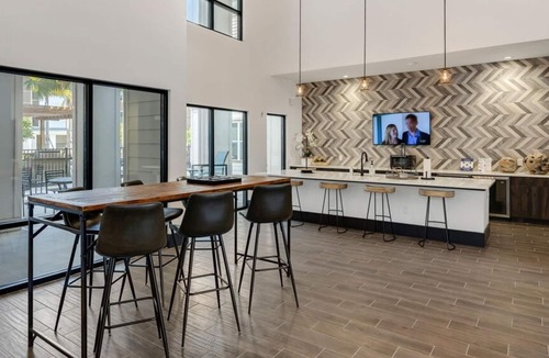 San Marco Apartment | Landing | Beautiful 1BD, Gym, Yoga Studio