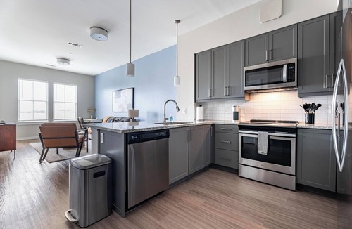 Hitch Village - Fred Wessels Homes Apartment | Landing | Chic 1BD, Gym, Pool