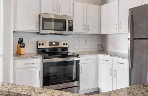 Stockbridge Apartment | Landing | Chic 1BD, Tennis Court, Clubhouse