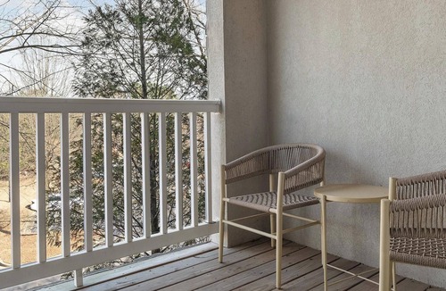 Stockbridge Apartment | Landing | Chic 1BD, Tennis Court, Clubhouse