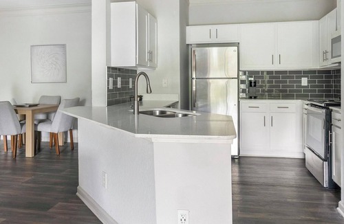 Stockbridge Apartment | Landing | Chic 2BD, Gym, Tennis Court