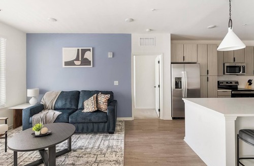 Ono Island Apartment | Landing | Chic 2BD, Pool, Clubhouse
