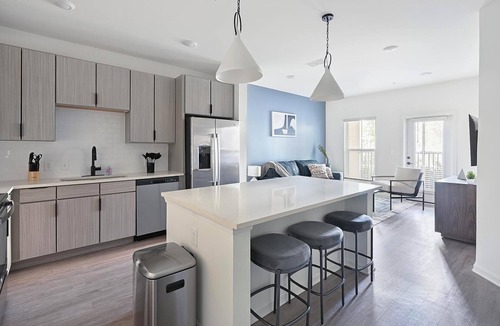 Ono Island Apartment | Landing | Modern 1BD, Yoga Studio, Gym