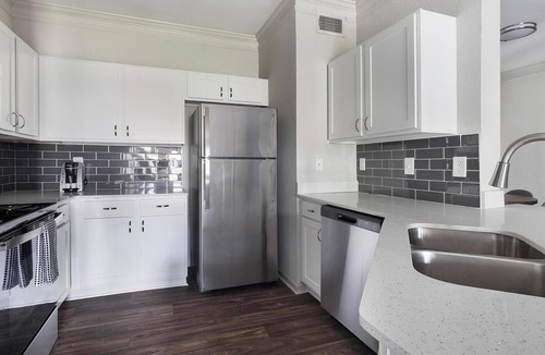 Stockbridge Apartment | Landing | Modern 2BD, Tennis Court, Gym