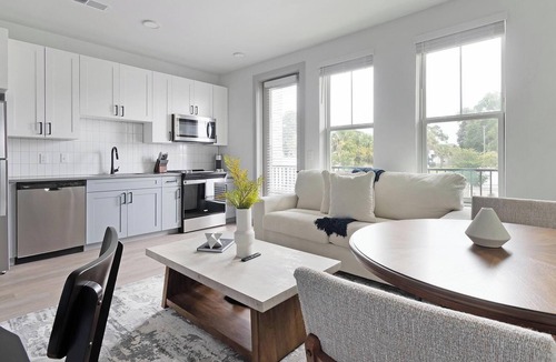 Springfield Apartment | Landing | Modern Studio, Pool, Game Room