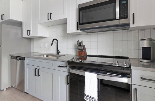 Springfield Apartment | Landing | Modern Studio, Pool, Game Room