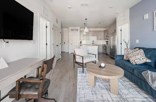 Ono Island Apartment | Landing | Stunning 2BD, Gym, Pool