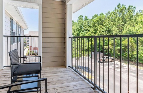 Biloxi Apartment | Landing | Stunning 3BD, Gym, Pool
