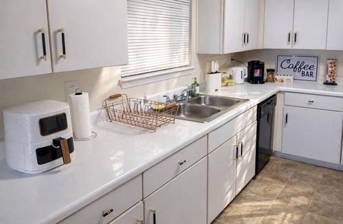 Decatur House | Large Cozy 4-bedroom bungalow in peaceful Decatur minutes from ATL Attractions