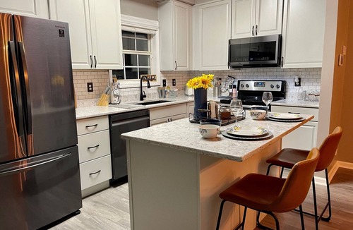 Newnan House | Large Family Cottage, King Master on Main, Downtown Newnan, Quiet Cul-de-Sac