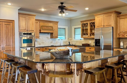 Shady Bay House | Large Lakehouse. Sleeps 17. Dock. Paddleboard. Flat Lot. Kayaks. Big Lake Views.