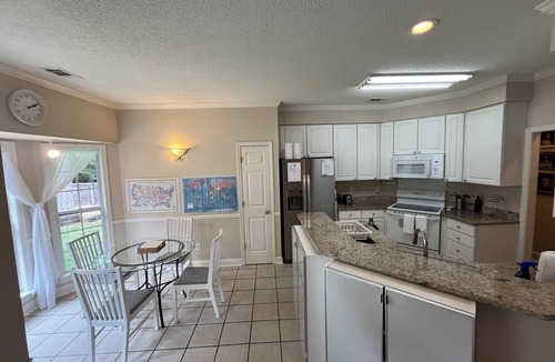 Pickwood House | Large private home near campus