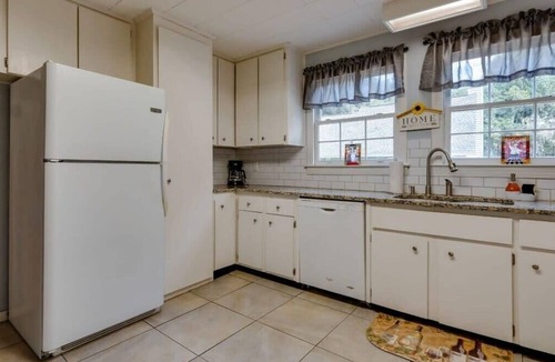 Isle of Hope Historic District House | Large Yard & Island Feel - Happy on Hope Isle