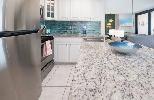 Holiday Isle Condo | LargestPrivateBeachInDestin~Steps2TheBeach~HotTub~Balcony~SummerFun~ SunsetViews