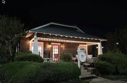 Laurel House | Laurel’s Historic Downtown 1930s Cottage