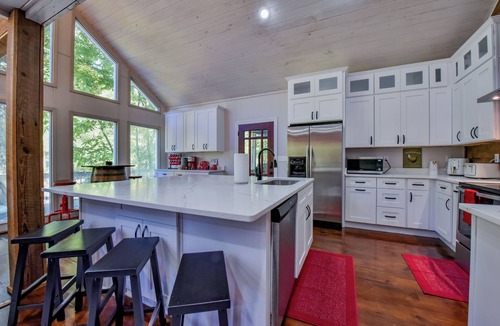 Duncanville House | Legends Lodge: A woodland retreat near University of Alabama!