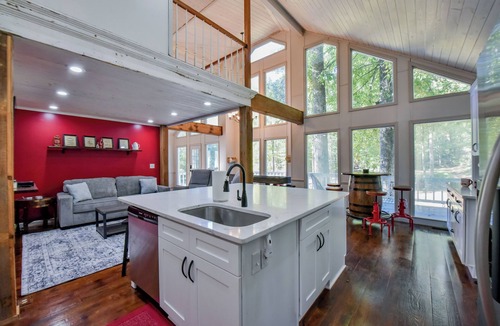 Duncanville House | Legends Lodge: A woodland retreat near University of Alabama!