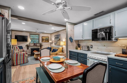 Mentone Cottage | 'Lil' Gem'-restored 1960's bungalow