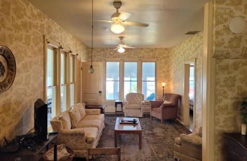 Beulah House | Lil's On The Lake Vintage Cottage On Crystal Lake
