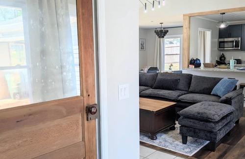 Enterprise House | Linen and Light 3 BR/2 Bath 10 min to base