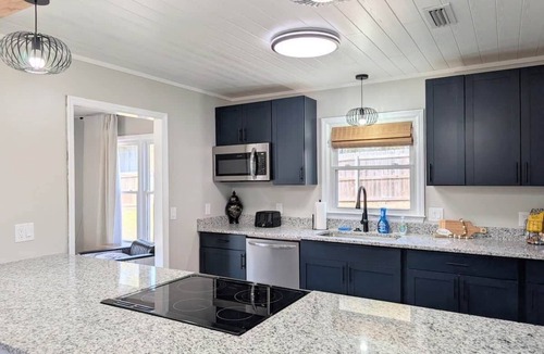 Enterprise House | Linen and Light 3 BR/2 Bath 10 min to base