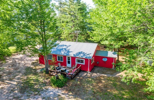 Upper Peninsula Michigan Cabin | Little Red Retreat: Lake Breezes & Cozy Nights – Summer's Calling