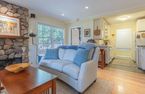 Douglas House | Little Stuga - Cute cottage - minutes from downtown and Oval Beach!