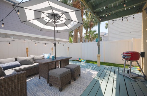 Jacksonville Beach House | Location! Location! Location! BEACH, Shopping, Park, All 3 min walk! Super Clean