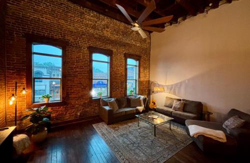Florence Apartment | Loft in the Heart of Town-3BR-2bath-500Mbps WiFi-4car parking-EV-boat