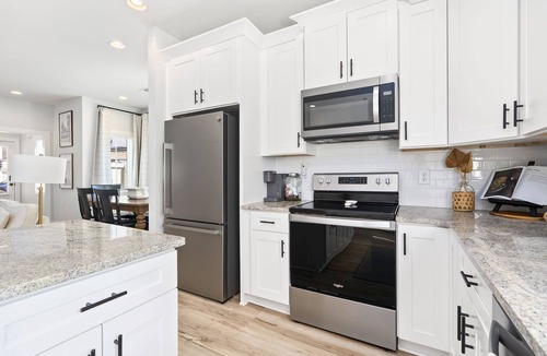 Auburn House | Lonestar on the Plains Designer 3BR Cottage Pet Friendly Close to Campus