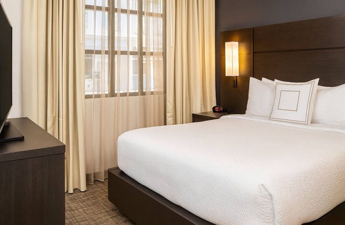 Arts/Warehouse District Hotel | Look No More! Two Family-friendly Suites with Full Kitchen and Free Breakfast!