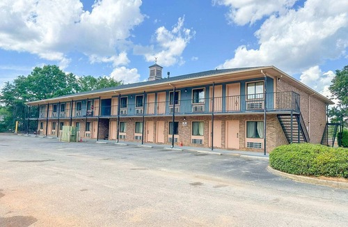Louisville Apartment | Louisville, GA|2 Queen Bed|Smoking