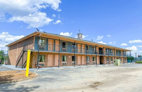Louisville Apartment | Louisville, GA|2 Queen Bed|Smoking