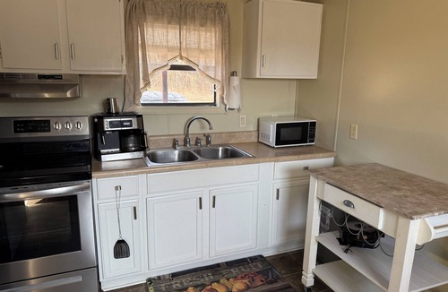 Sparta House | Lovely 3-bedroom 2 Full Bathroom Farm experience in Sparta GA
