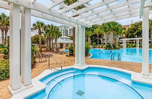 Baytowne Wharf Apartment | Lovely Baytowne Wharf studio with pool, hot tub, tennis, patio, W&D & beach access
