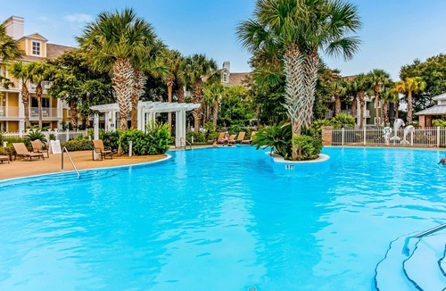 Baytowne Wharf Apartment | Lovely Baytowne Wharf studio with pool, hot tub, tennis, patio, W&D & beach access