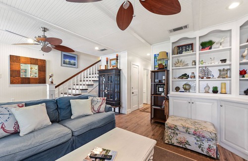 Waveland House | Lovely Coastal Log Home located 1/2 mile from the white beaches of Waveland, MS