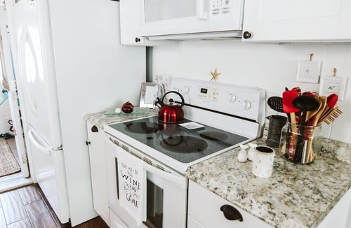 New Smyrna Beach House | "LUCY'S DREAM" ADORABLE RENOVATED BUNGALOW MINUTES TO CANAL STREET Monthly rate!
