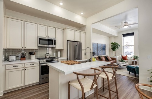 Midtown House | Lumber Baron’s Brush Park Mansion - 2 Kings - 2.5 Bath - 2 Floors - Free Parking