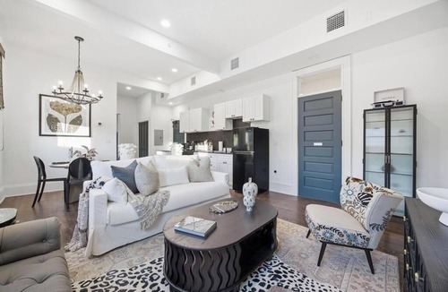 Downtown Jacksonville Apartment | Luxe 2BR 2BA at the Raven Pool OnSite Parking