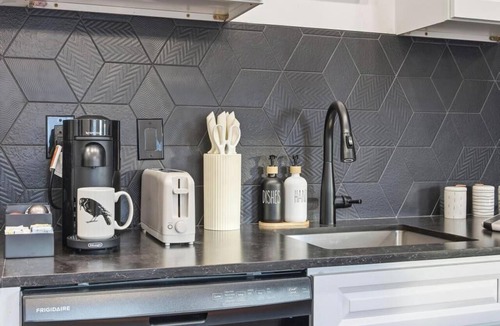 Downtown Jacksonville Apartment | Luxe 2BR 2BA at the Raven Pool OnSite Parking