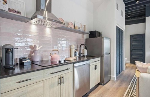 Downtown Jacksonville Apartment | Luxe Pink 1BR at the Raven Pool OnSite Parking