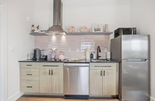 Downtown Jacksonville Apartment | Luxe Pink 1BR at the Raven Pool OnSite Parking