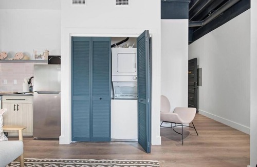 Downtown Jacksonville Apartment | Luxe Pink 1BR at the Raven Pool OnSite Parking